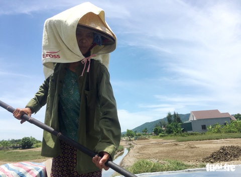 Người dân mưu sinh giữa trời nắng như đổ lửa - Ảnh 6. Người dân mưu sinh giữa trời nắng như đổ lửa - Ảnh 6.