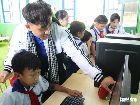 Một tuần tình nguyện nơi đảo tiền tiêu Phú Quý - Ảnh 4. Một tuần tình nguyện nơi đảo tiền tiêu Phú Quý - Ảnh 4.