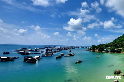 Đến Hòn Nghệ trải nghiệm du lịch cá lồng bè, ngon hết bài - Ảnh 4. Đến Hòn Nghệ trải nghiệm du lịch cá lồng bè, ngon hết bài - Ảnh 4.