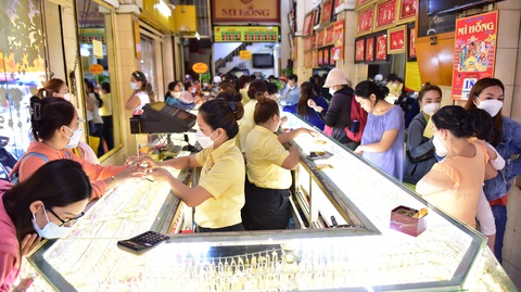 Bị soi, giá vàng giảm sâu - Ảnh 1. Bị soi, giá vàng giảm sâu - Ảnh 1.