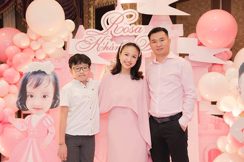 Ảnh vui sao Việt 19/7: Con gái Đông Nhi tập catwalk - Ảnh 6. Ảnh vui sao Việt 19/7: Con gái Đông Nhi tập catwalk - Ảnh 6.