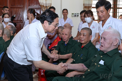 Thủ tướng: Tiếp tục rà soát toàn diện các chính sách, chăm lo tốt hơn nữa đời sống người có công - Ảnh 1. Thủ tướng: Tiếp tục rà soát toàn diện các chính sách, chăm lo tốt hơn nữa đời sống người có công - Ảnh 1.