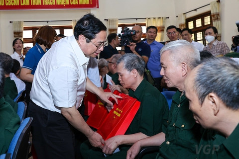 Thủ tướng: Tiếp tục rà soát toàn diện các chính sách, chăm lo tốt hơn nữa đời sống người có công - Ảnh 2. Thủ tướng: Tiếp tục rà soát toàn diện các chính sách, chăm lo tốt hơn nữa đời sống người có công - Ảnh 2.
