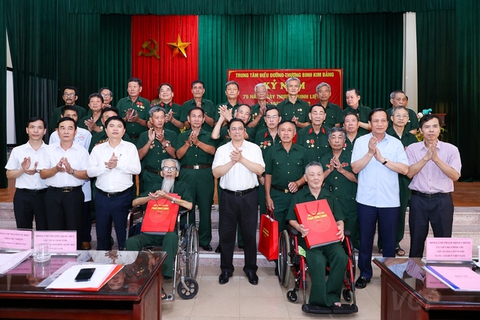 Thủ tướng: Tiếp tục rà soát toàn diện các chính sách, chăm lo tốt hơn nữa đời sống người có công - Ảnh 3. Thủ tướng: Tiếp tục rà soát toàn diện các chính sách, chăm lo tốt hơn nữa đời sống người có công - Ảnh 3.