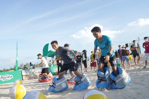Khán giả Quảng Nam hào hứng với Lễ hội Bóng đá biển Huda - Ảnh 3. Khán giả Quảng Nam hào hứng với Lễ hội Bóng đá biển Huda - Ảnh 3.