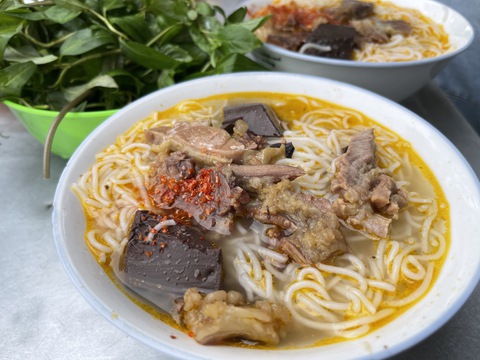 Về Phan Thiết thì cứ “tối mì quảng, sáng bún bò dơ” - Ảnh 1. Về Phan Thiết thì cứ “tối mì quảng, sáng bún bò dơ” - Ảnh 1.