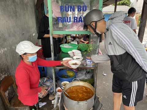 Về Phan Thiết thì cứ “tối mì quảng, sáng bún bò dơ” - Ảnh 2. Về Phan Thiết thì cứ “tối mì quảng, sáng bún bò dơ” - Ảnh 2.