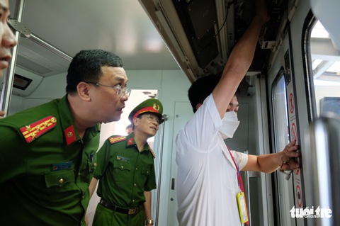 Diễn tập tình huống chữa cháy khó nhất trên metro Cát Linh - Hà Đông - Ảnh 10. Diễn tập tình huống chữa cháy khó nhất trên metro Cát Linh - Hà Đông - Ảnh 10.