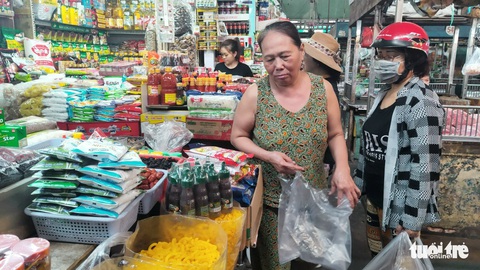 Giá hàng hóa ngoài chợ tăng chóng mặt, CPI vẫn thấp theo chuẩn quốc tế? - Ảnh 1. Giá hàng hóa ngoài chợ tăng chóng mặt, CPI vẫn thấp theo chuẩn quốc tế? - Ảnh 1.