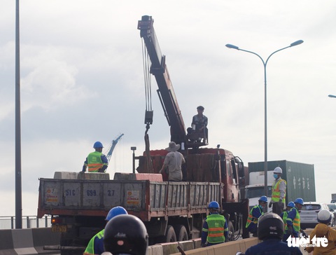 Ngày đầu sửa cầu Phú Mỹ: Xe cộ bò từ quận 7 đi hướng Thủ Đức - Ảnh 3. Ngày đầu sửa cầu Phú Mỹ: Xe cộ bò từ quận 7 đi hướng Thủ Đức - Ảnh 3.