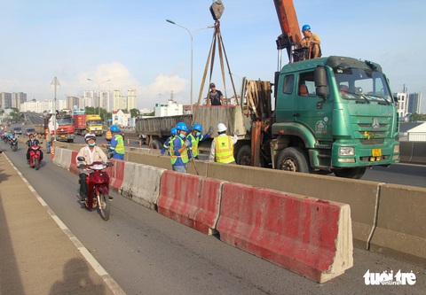 Ngày đầu sửa cầu Phú Mỹ: Xe cộ bò từ quận 7 đi hướng Thủ Đức - Ảnh 2. Ngày đầu sửa cầu Phú Mỹ: Xe cộ bò từ quận 7 đi hướng Thủ Đức - Ảnh 2.
