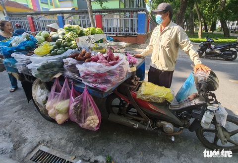 Cưa đôi bình xăng để chung sống thời bão giá - Ảnh 1. Cưa đôi bình xăng để chung sống thời bão giá - Ảnh 1.