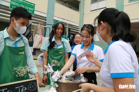 Xem đồ tái chế, bất ngờ với sức sáng tạo của người trẻ - Ảnh 6. Xem đồ tái chế, bất ngờ với sức sáng tạo của người trẻ - Ảnh 6.