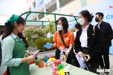 Xem đồ tái chế, bất ngờ với sức sáng tạo của người trẻ - Ảnh 1. Xem đồ tái chế, bất ngờ với sức sáng tạo của người trẻ - Ảnh 1.