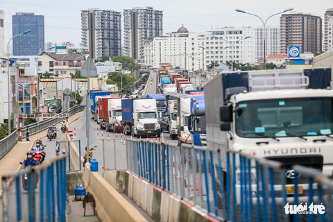 Ngày đầu sửa cầu Phú Mỹ: Xe cộ bò từ quận 7 đi hướng Thủ Đức - Ảnh 1. Ngày đầu sửa cầu Phú Mỹ: Xe cộ bò từ quận 7 đi hướng Thủ Đức - Ảnh 1.