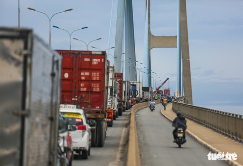 Ngày đầu sửa cầu Phú Mỹ: Xe cộ bò từ quận 7 đi hướng Thủ Đức - Ảnh 7. Ngày đầu sửa cầu Phú Mỹ: Xe cộ bò từ quận 7 đi hướng Thủ Đức - Ảnh 7.