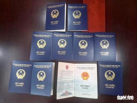 Xếp hàng từ mờ sáng làm hộ chiếu mẫu mới: Không ngờ đông đến vậy - Ảnh 4. Xếp hàng từ mờ sáng làm hộ chiếu mẫu mới: Không ngờ đông đến vậy - Ảnh 4.