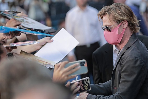 U là trời, Brad Pitt mặc váy kìa bà con ơi! - Ảnh 7. U là trời, Brad Pitt mặc váy kìa bà con ơi! - Ảnh 7.