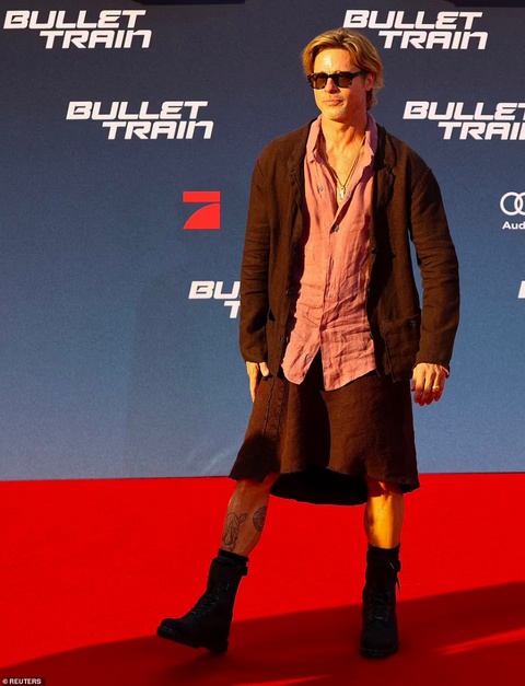 U là trời, Brad Pitt mặc váy kìa bà con ơi! - Ảnh 2. U là trời, Brad Pitt mặc váy kìa bà con ơi! - Ảnh 2.