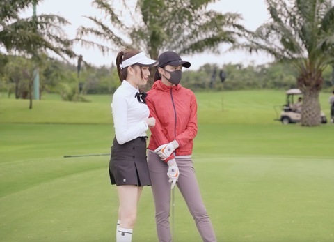Thanh Thanh Huyền khui hàng loạt bí mật của Hương Giang trên sân golf - Ảnh 2. Thanh Thanh Huyền khui hàng loạt bí mật của Hương Giang trên sân golf - Ảnh 2.