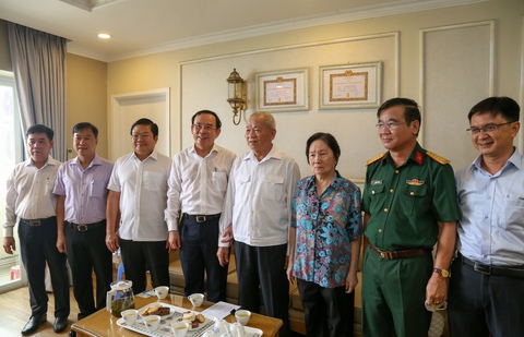 Bí thư Nguyễn Văn Nên thăm thuyền trưởng Tàu không số huyền thoại - Ảnh 2. Bí thư Nguyễn Văn Nên thăm thuyền trưởng Tàu không số huyền thoại - Ảnh 2.
