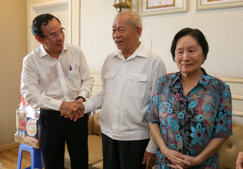 Bí thư Nguyễn Văn Nên thăm thuyền trưởng Tàu không số huyền thoại - Ảnh 1. Bí thư Nguyễn Văn Nên thăm thuyền trưởng Tàu không số huyền thoại - Ảnh 1.