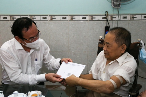 Bí thư Nguyễn Văn Nên thăm thuyền trưởng Tàu không số huyền thoại - Ảnh 4. Bí thư Nguyễn Văn Nên thăm thuyền trưởng Tàu không số huyền thoại - Ảnh 4.