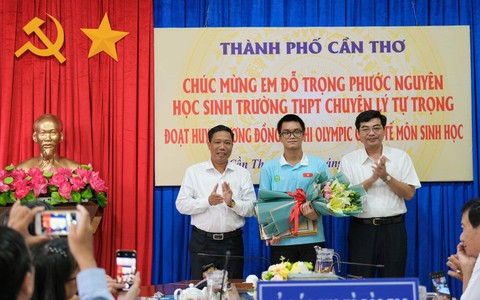 Cần Thơ khen thưởng học sinh giành huy chương Olympic sinh học quốc tế - Ảnh 1. Cần Thơ khen thưởng học sinh giành huy chương Olympic sinh học quốc tế - Ảnh 1.