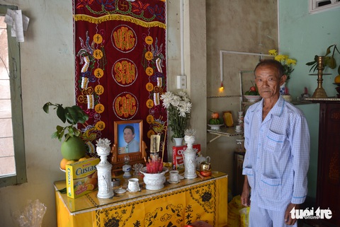 Thân nhân ngư dân gặp nạn trên biển Bình Thuận lập bàn thờ tạm, vẫn ngày đêm nuôi hy vọng - Ảnh 2. Thân nhân ngư dân gặp nạn trên biển Bình Thuận lập bàn thờ tạm, vẫn ngày đêm nuôi hy vọng - Ảnh 2.