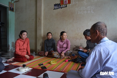 Thân nhân ngư dân gặp nạn trên biển Bình Thuận lập bàn thờ tạm, vẫn ngày đêm nuôi hy vọng - Ảnh 1. Thân nhân ngư dân gặp nạn trên biển Bình Thuận lập bàn thờ tạm, vẫn ngày đêm nuôi hy vọng - Ảnh 1.