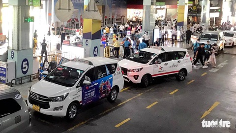 Xe công nghệ hết thời, taxi truyền thống tìm ra đường sống - Ảnh 1. Xe công nghệ hết thời, taxi truyền thống tìm ra đường sống - Ảnh 1.