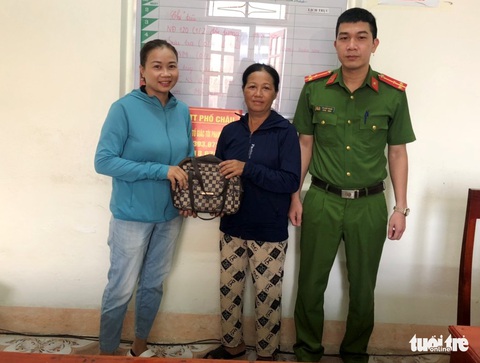 Nhặt được 30 triệu đồng cùng điện thoại, báo công an trả người đánh rơi - Ảnh 1. Nhặt được 30 triệu đồng cùng điện thoại, báo công an trả người đánh rơi - Ảnh 1.