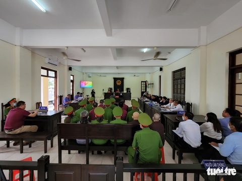 Xử vụ tịnh thất Bồng Lai: Bị cáo 90 tuổi Lê Tùng Vân nói đang độc thân, chờ lấy vợ - Ảnh 2. Xử vụ tịnh thất Bồng Lai: Bị cáo 90 tuổi Lê Tùng Vân nói đang độc thân, chờ lấy vợ - Ảnh 2.