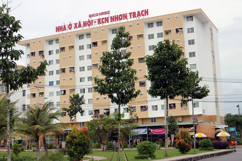 Chủ đầu tư tăng tiền vận hành lên 70%, công nhân khu nhà ở xã hội thắp đèn cầy phản đối - Ảnh 1. Chủ đầu tư tăng tiền vận hành lên 70%, công nhân khu nhà ở xã hội thắp đèn cầy phản đối - Ảnh 1.