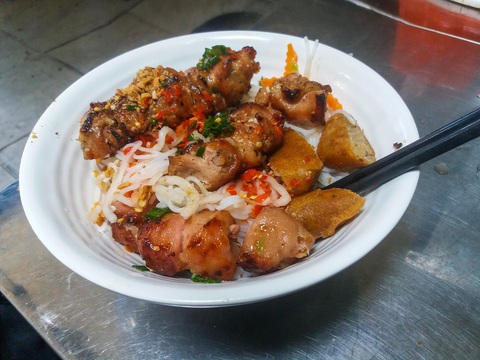 Những ngày chẳng biết ăn gì, lại thèm... bún thịt nướng! - Ảnh 1. Những ngày chẳng biết ăn gì, lại thèm... bún thịt nướng! - Ảnh 1.