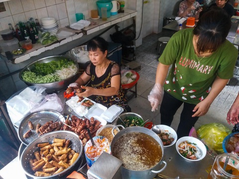 Những ngày chẳng biết ăn gì, lại thèm... bún thịt nướng! - Ảnh 5. Những ngày chẳng biết ăn gì, lại thèm... bún thịt nướng! - Ảnh 5.