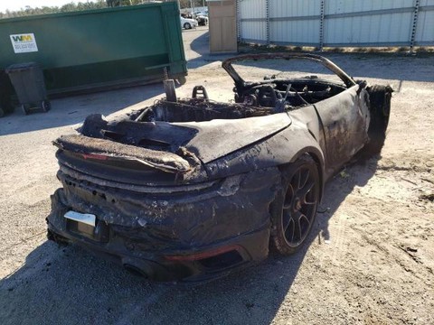 Porsche 911 cháy rụi vẫn có người ngỏ ý mua với giá gần 100 triệu đồng - Ảnh 2. Porsche 911 cháy rụi vẫn có người ngỏ ý mua với giá gần 100 triệu đồng - Ảnh 2.