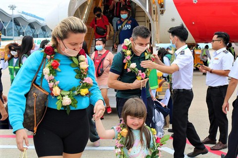 Khánh Hòa khôi phục hàng loạt chuyến bay quốc tế - Ảnh 2. Khánh Hòa khôi phục hàng loạt chuyến bay quốc tế - Ảnh 2.