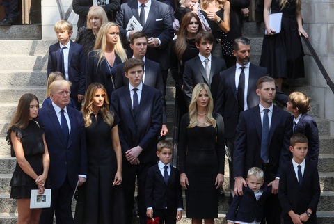 Ông Trump và các con cùng có mặt trong tang lễ bà Ivana Trump - Ảnh 1. Ông Trump và các con cùng có mặt trong tang lễ bà Ivana Trump - Ảnh 1.