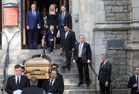 Ông Trump và các con cùng có mặt trong tang lễ bà Ivana Trump - Ảnh 3. Ông Trump và các con cùng có mặt trong tang lễ bà Ivana Trump - Ảnh 3.