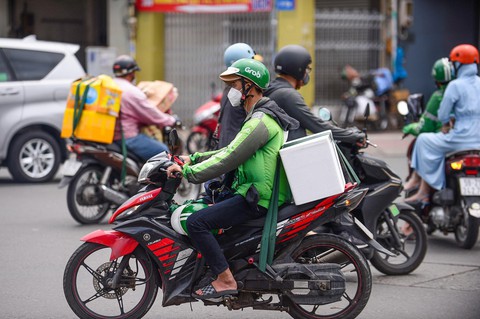 Yêu cầu Grab minh bạch thu phí sau khi dừng thu phụ phí nắng nóng - Ảnh 1. Yêu cầu Grab minh bạch thu phí sau khi dừng thu phụ phí nắng nóng - Ảnh 1.