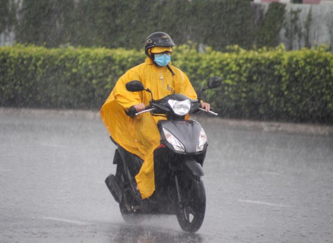 Thời tiết hôm nay 21-7: Rãnh áp thấp vắt qua Trung Bộ gây mưa cả nước - Ảnh 1. Thời tiết hôm nay 21-7: Rãnh áp thấp vắt qua Trung Bộ gây mưa cả nước - Ảnh 1.