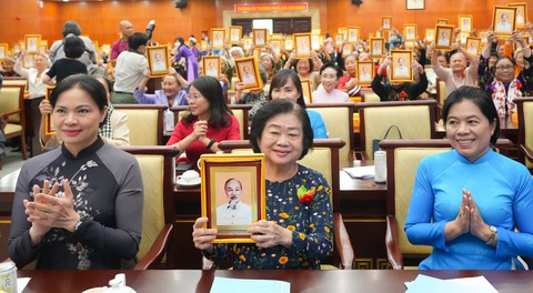 Buổi họp mặt nữ chiến sĩ bị địch bắt tù đày đong đầy cảm xúc - Ảnh 2. Buổi họp mặt nữ chiến sĩ bị địch bắt tù đày đong đầy cảm xúc - Ảnh 2.