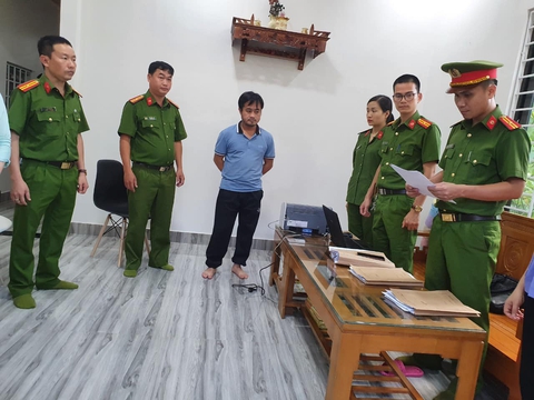 Tuồn kit xét nghiệm ra ngoài bán lại cho Việt Á, 2 cán bộ CDC Quảng Trị bị khởi tố - Ảnh 1. Tuồn kit xét nghiệm ra ngoài bán lại cho Việt Á, 2 cán bộ CDC Quảng Trị bị khởi tố - Ảnh 1.