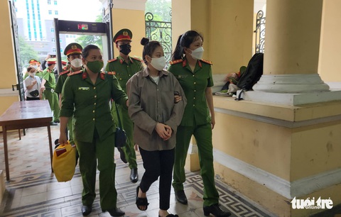 Người dân TP.HCM đến tòa từ sớm chờ xét xử ‘dì ghẻ’ và cha ruột bạo hành bé gái 8 tuổi đến chết - Ảnh 5. Người dân TP.HCM đến tòa từ sớm chờ xét xử ‘dì ghẻ’ và cha ruột bạo hành bé gái 8 tuổi đến chết - Ảnh 5.