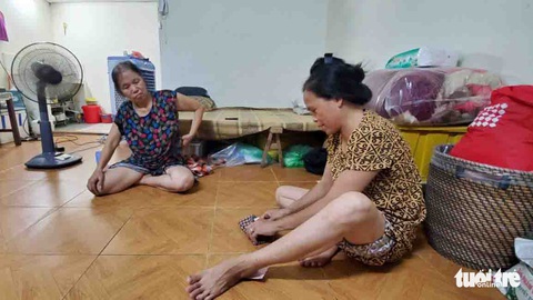 Một phần cơm phải chia đôi ở xóm trọ nghèo mùa bão giá - Ảnh 1. Một phần cơm phải chia đôi ở xóm trọ nghèo mùa bão giá - Ảnh 1.