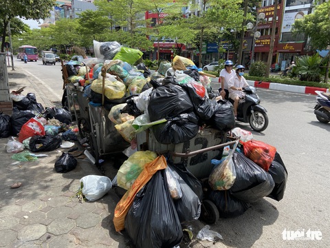 Vì sao sau ngày 25-8 vẫn chưa xử phạt hộ gia đình không phân loại rác? - Ảnh 1. Vì sao sau ngày 25-8 vẫn chưa xử phạt hộ gia đình không phân loại rác? - Ảnh 1.