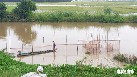 Nước đổ về nhiều, dân đầu nguồn sông Tiền, sông Hậu phấn khởi chuẩn bị đánh bắt cá - Ảnh 1. Nước đổ về nhiều, dân đầu nguồn sông Tiền, sông Hậu phấn khởi chuẩn bị đánh bắt cá - Ảnh 1.