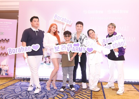 Ơ kìa, BTS đến Việt Nam bán cà phê thiệt hả?! - Ảnh 1. Ơ kìa, BTS đến Việt Nam bán cà phê thiệt hả?! - Ảnh 1.