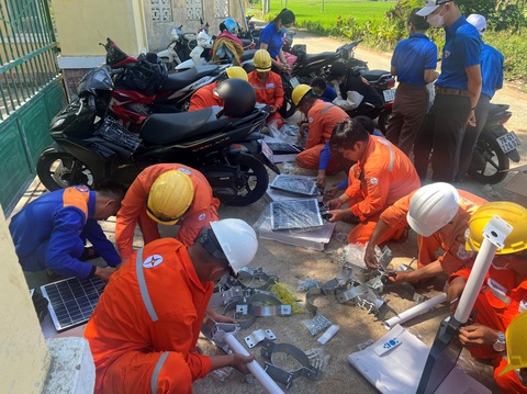 Tuổi trẻ Công ty Điện lực Phú Yên: Thi công công trình Thắp sáng đường quê - Ảnh 1. Tuổi trẻ Công ty Điện lực Phú Yên: Thi công công trình Thắp sáng đường quê - Ảnh 1.
